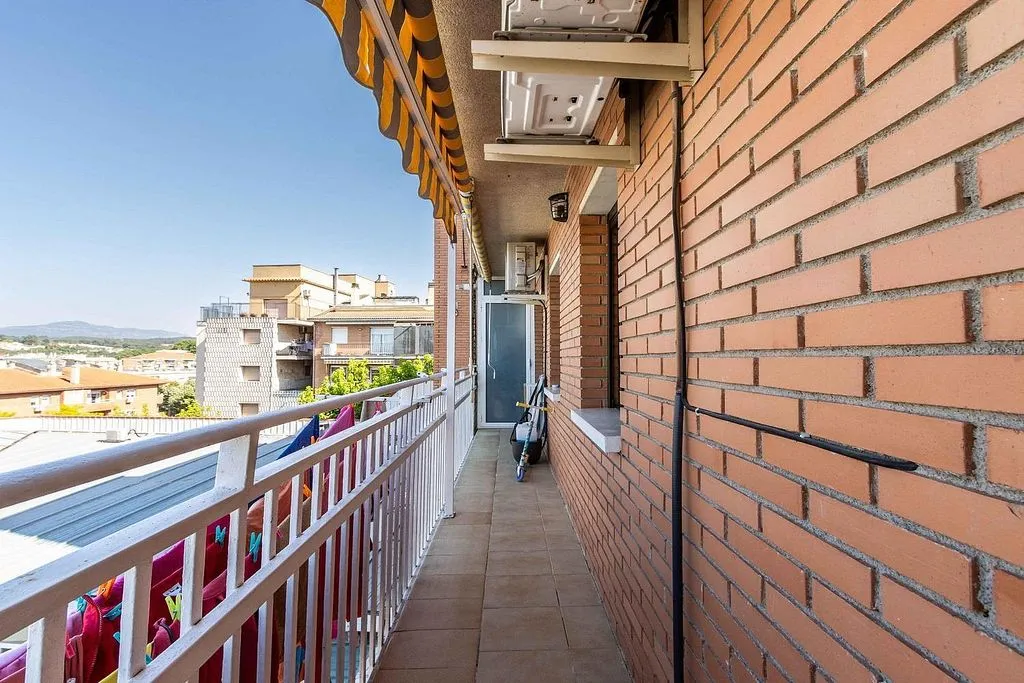 Reformed Apartment with Terrace in Polinyà
