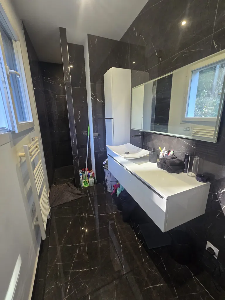 Salles de bain - Maison Contemporaine avec Vue Dégagée à Aubagne