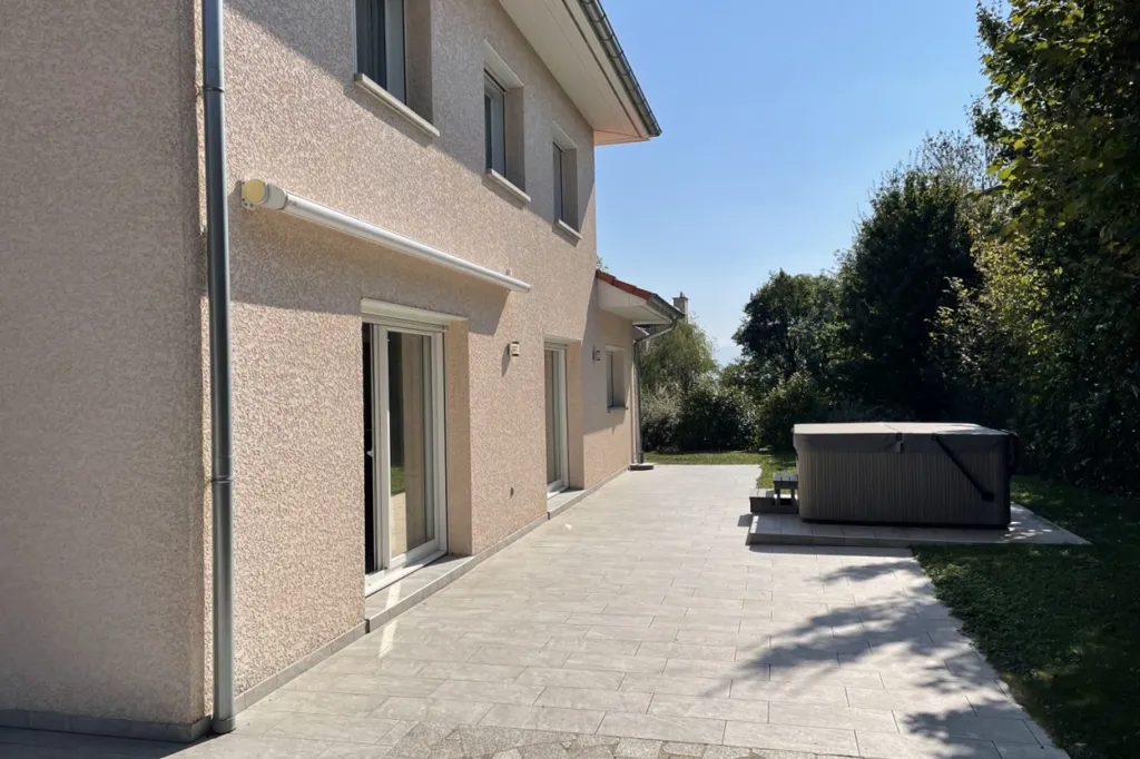 Terrace - Contemporary House with Garden in Thoiry