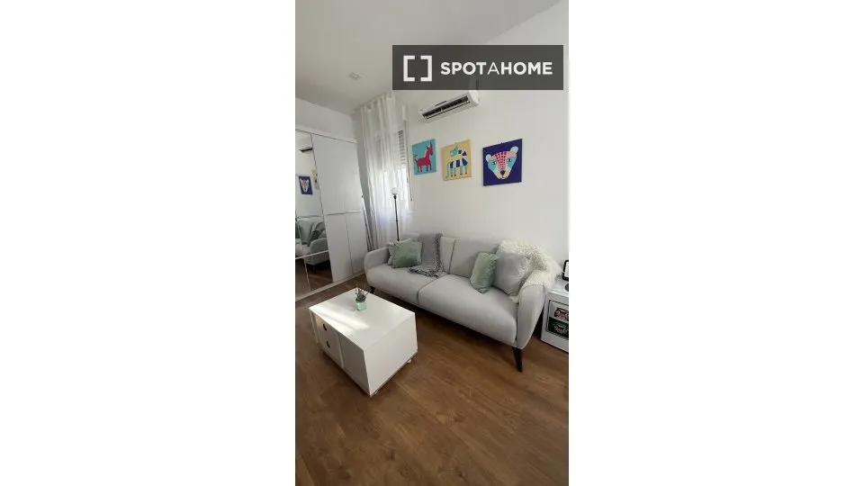 Living Room - 1-Bedroom Apartment in Pacifico, Madrid