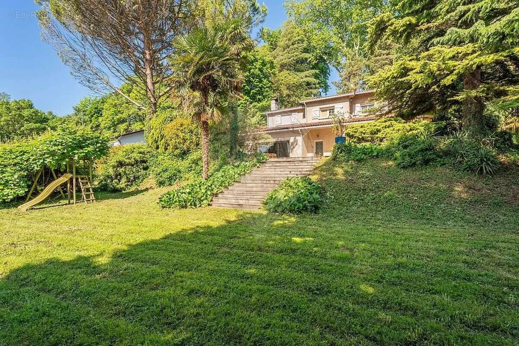Aed - Six-Bedroom House with Garage in Menton