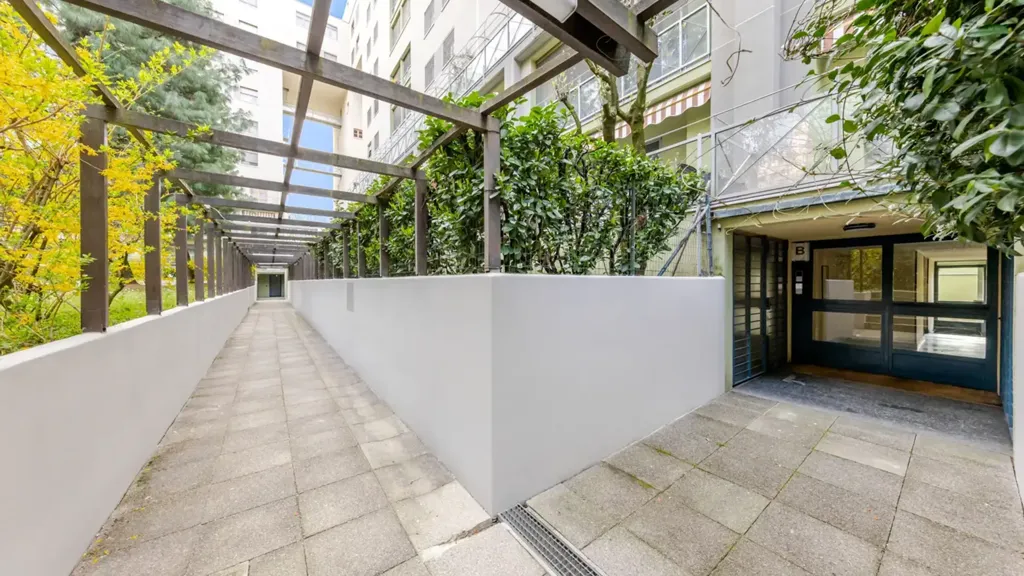 Esik - Flat with Balcony in Milan