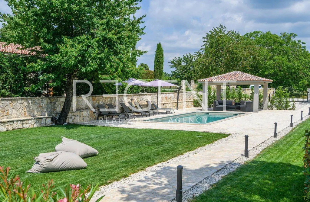 Piscina - Designer Villa with Pool in Tinjan