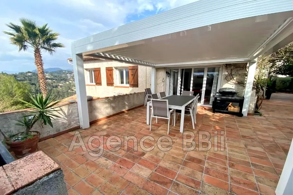 Terrasse - Maison d'Hôtes avec Piscine et Vue Montagne à Nice