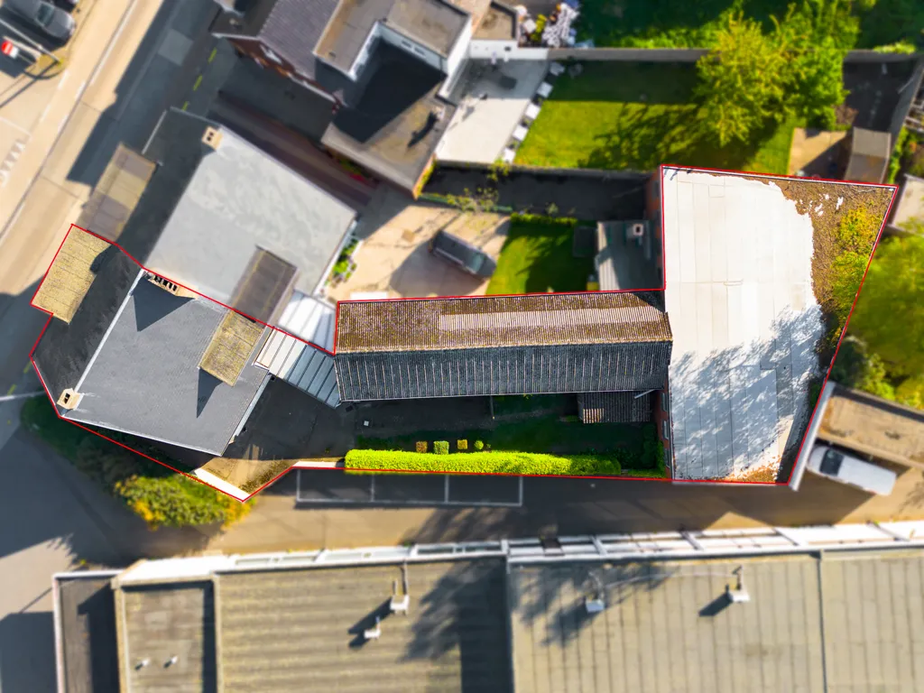 Vue aérienne - Maison avec Hangar au Centre de Mol