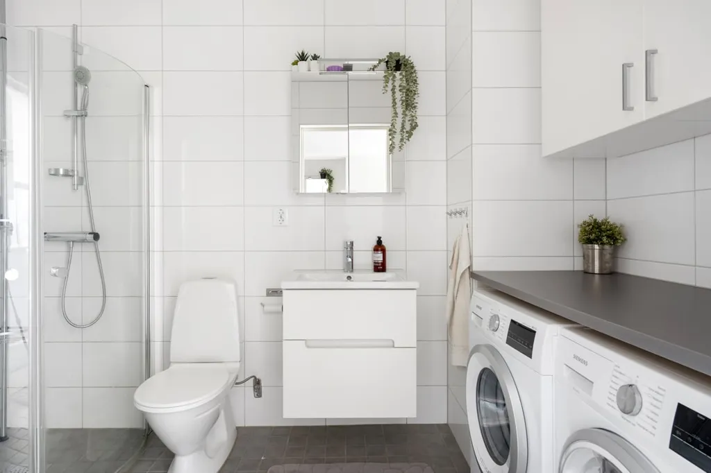 Salles de bain - Modern 4-Bed Flat with Glass Balcony in Lund