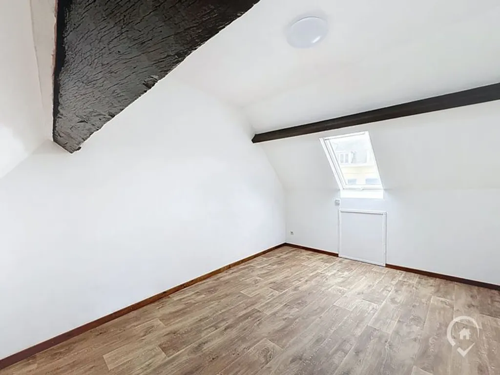 Pièces - Appartement Duplex Rénové avec Châssis Double Vitrage à Jambes