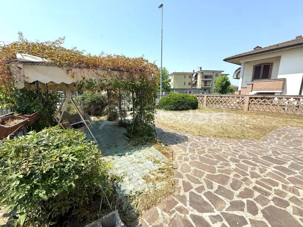 Aed - Villa with Dual Entrances in Valera Fratta