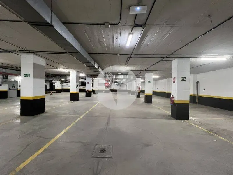 Garage - Office Building with High Ceilings in Madrid
