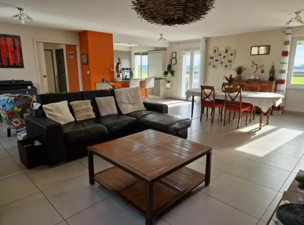 Séjour - Maison avec Piscine et Jardin à Menetrol