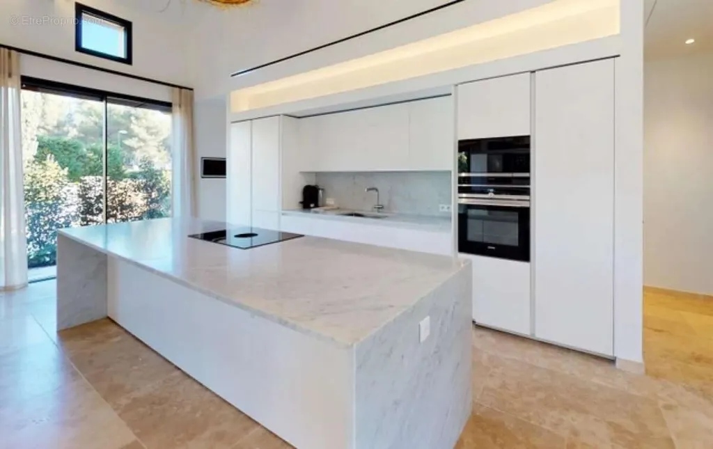 Cuisine - Villa Luxueuse avec Piscine à Saint-Tropez