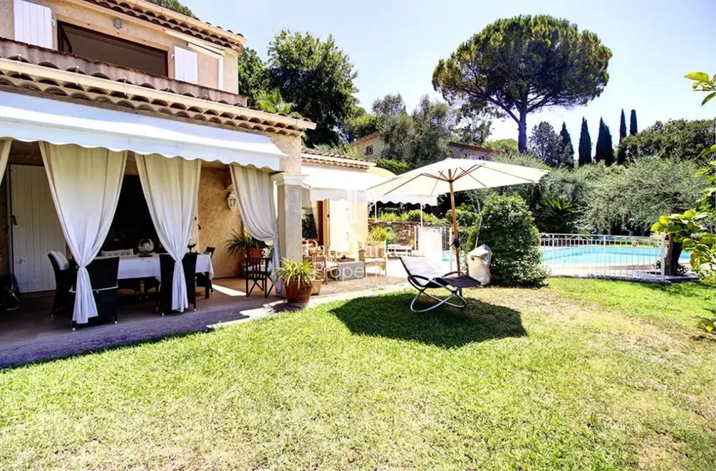 Pool - Single-Storey Villa with Pool in Mougins Centre