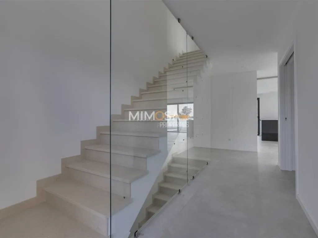 Toad - Contemporary Villa with Pool in Mexilhoeira Grande