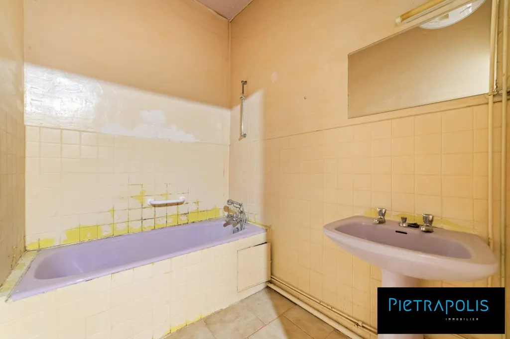 Bathrooms - T2 Bis with Courtyard in Lyon 2e