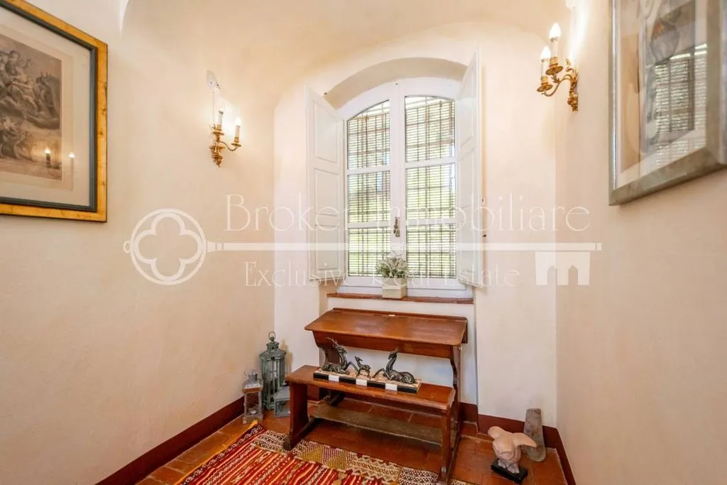 Entrée - Rustic Tuscan Casale with Pool in Massarosa
