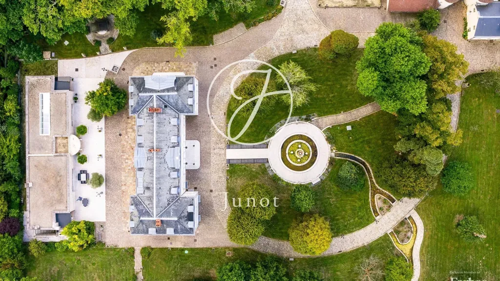 Õhuvaade - Château with Pool and 16 Bedrooms in Poigny