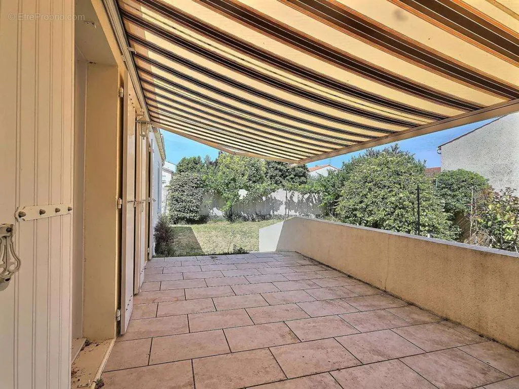 Terrasse - Maison Lumineuse avec Véranda à L'Houmeau