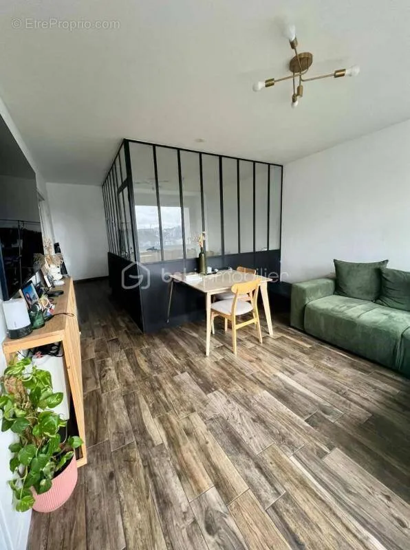 Séjour - Appartement avec Balcon dans Résidence Sécurisée