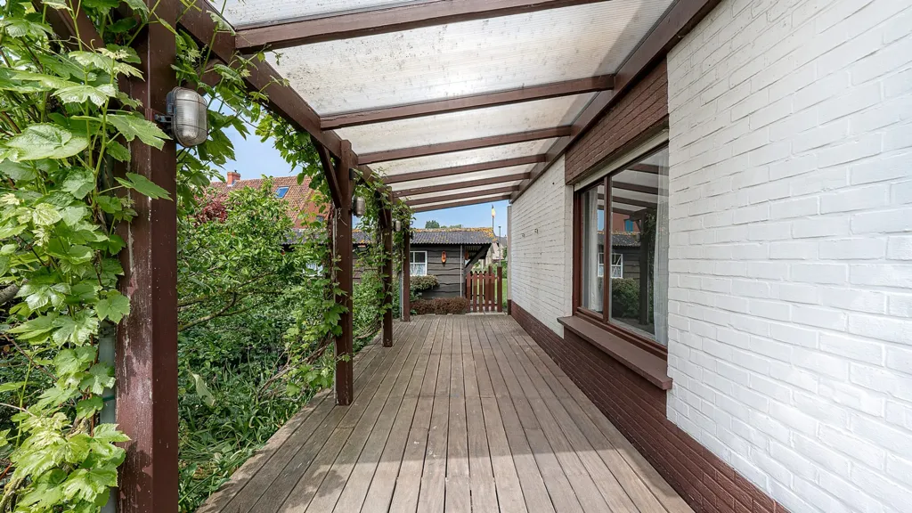 Terrasse - Bungalow Rustique avec Jardin à Ramskapelle