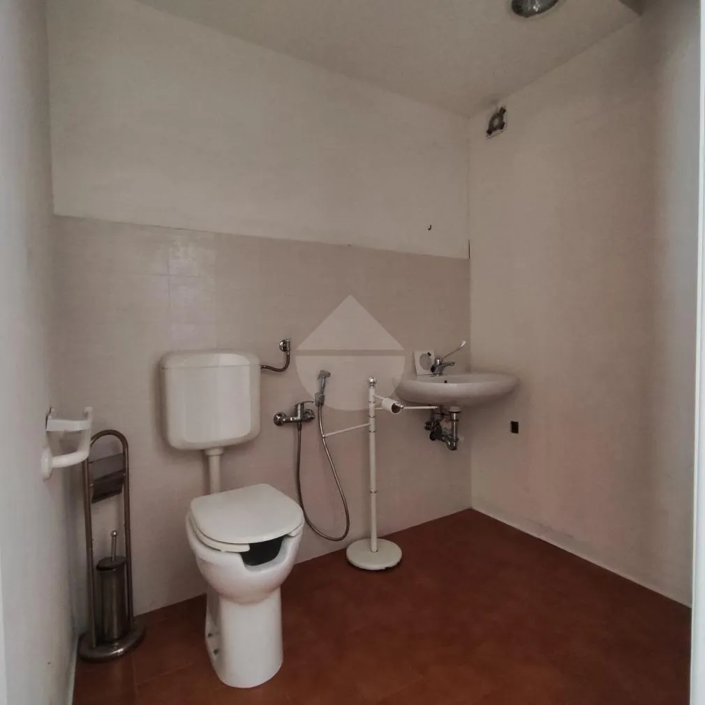 Salles de bain - Commercial Unit with Street Frontage in Gubbio Centre