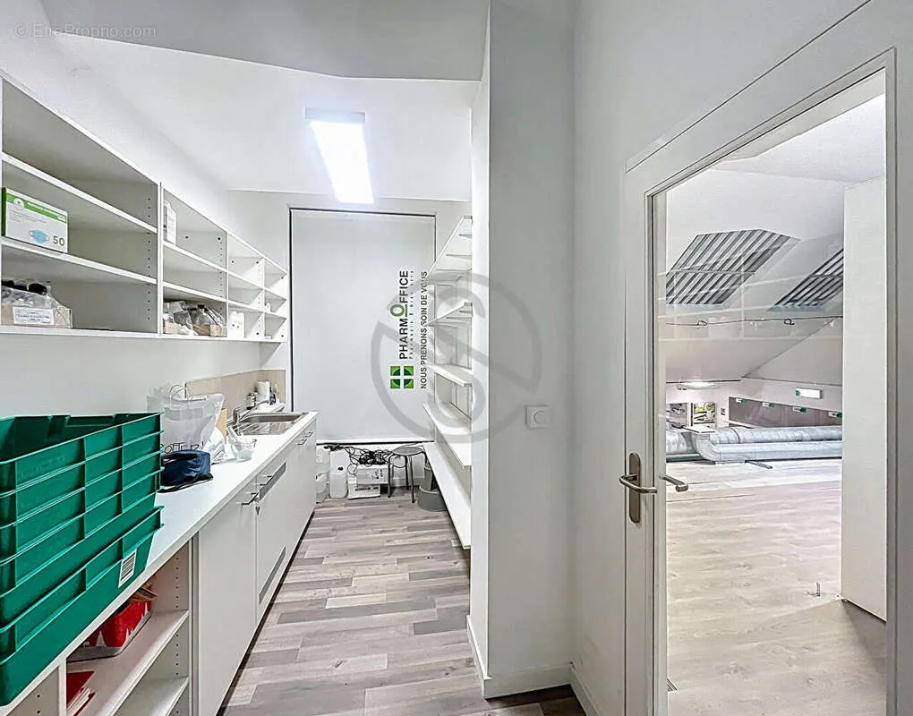 Toad - Commercial Space with High Visibility in Voiron