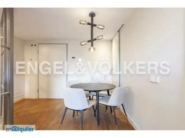 Söögituba - Loft-Style Flat with Rooftop Pool in Chamberí