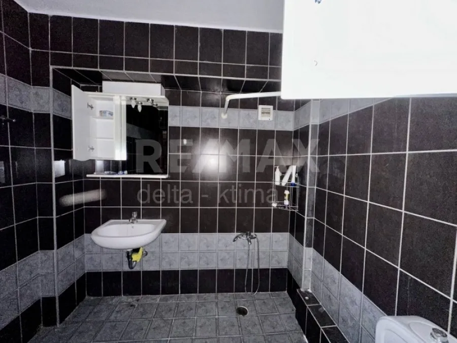 Salles de bain - Semi-Basement Flat with Garden in Larissa