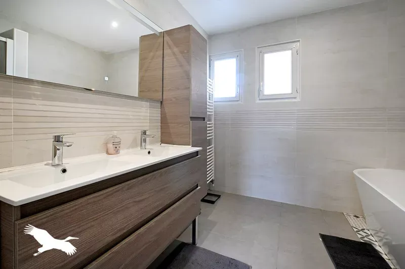 Salles de bain - Pavillon Rénové avec Jardin à Proximité des Écoles