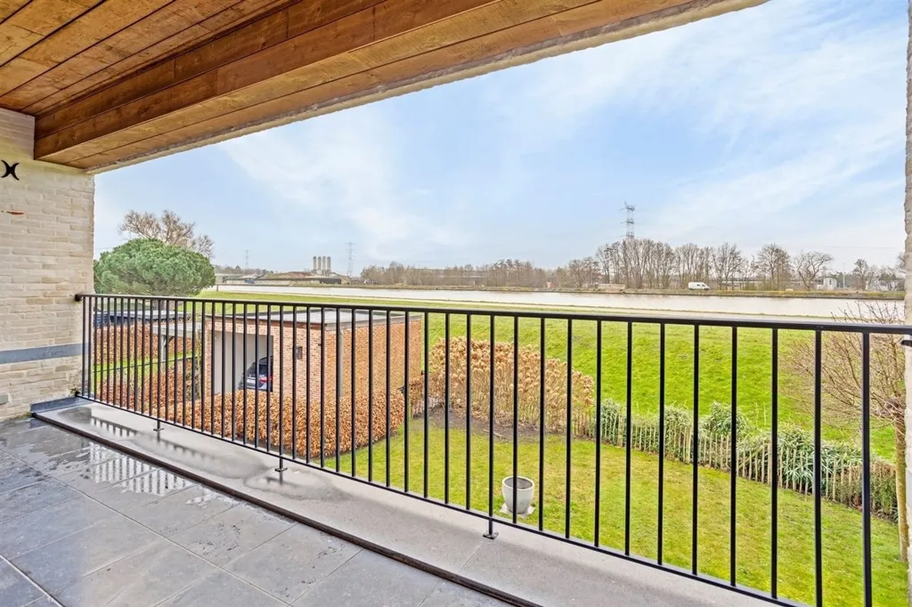 Rõdu - Duplex with Canal View in Zandhoven