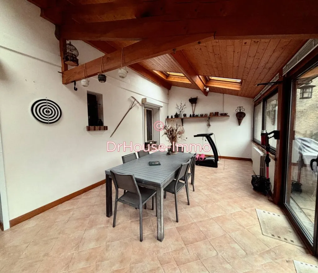 Söögituba - 6-Piece House with Garden in Limay