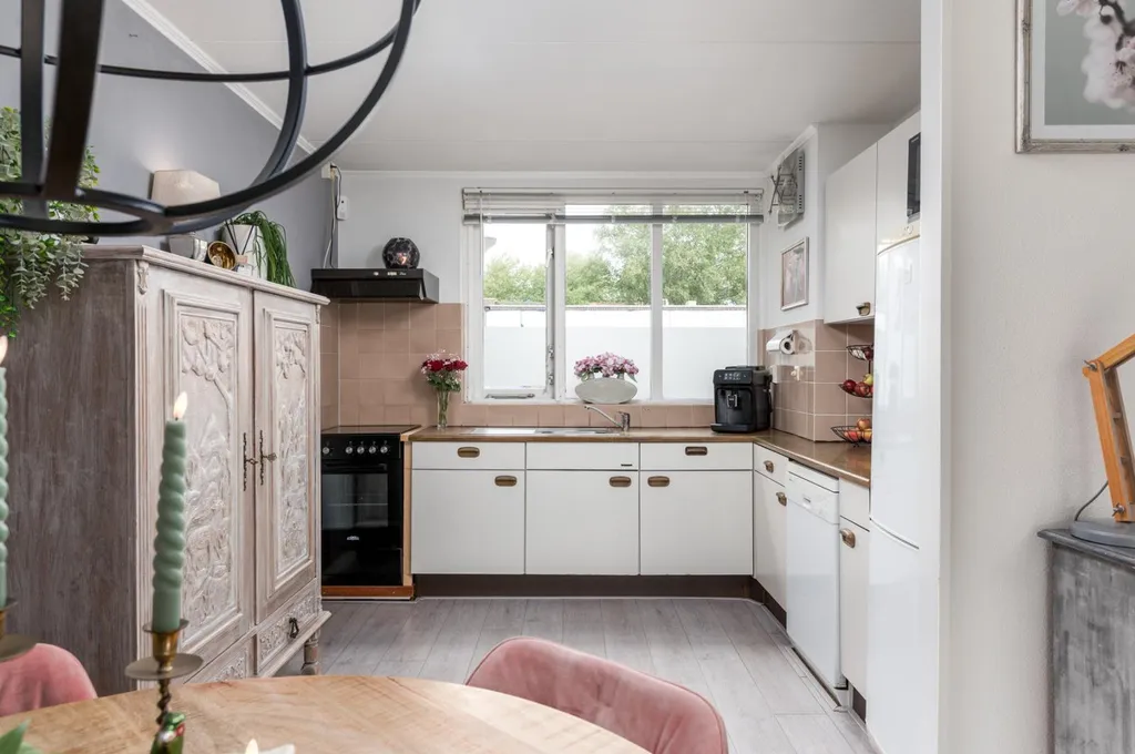 Köök - Spacious 5-Bedroom House with Deep Garden in Almere