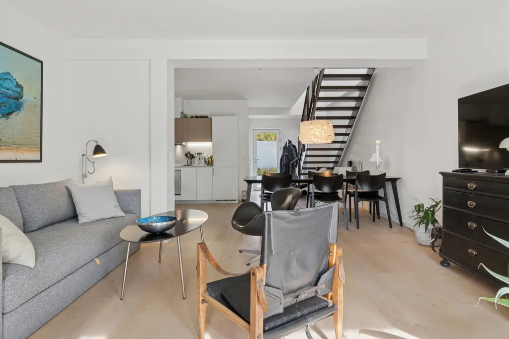 Elutuba - Spacious 4-Bedroom Apartment with Balcony in Søborg
