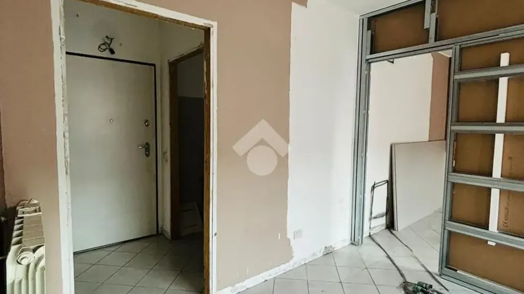 Entrée - Converted Apartment with Parking in Rho