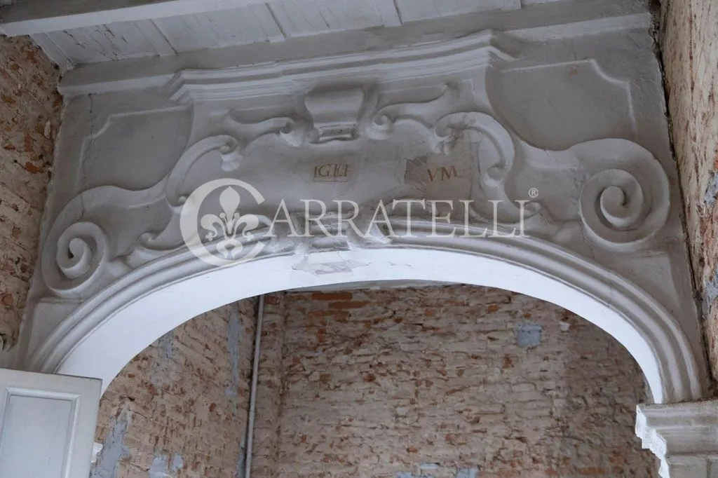 Esik - Historic Building with Courtyard in Florence