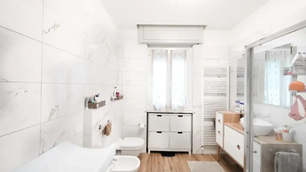 Salles de bain - Rustic Villa with Balcony in Verano Brianza