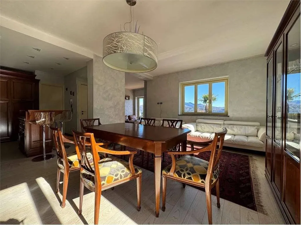 Söögituba - Luxury Villa with Lake View in Belgirate