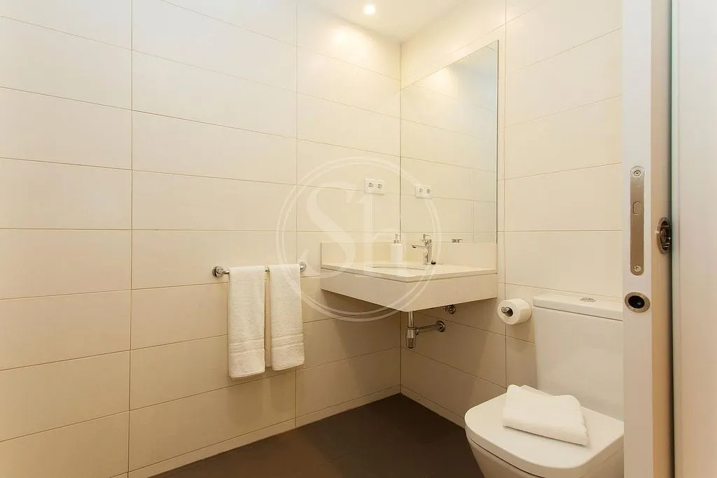 Bathrooms - Furnished Flat with Balcony in Eixample
