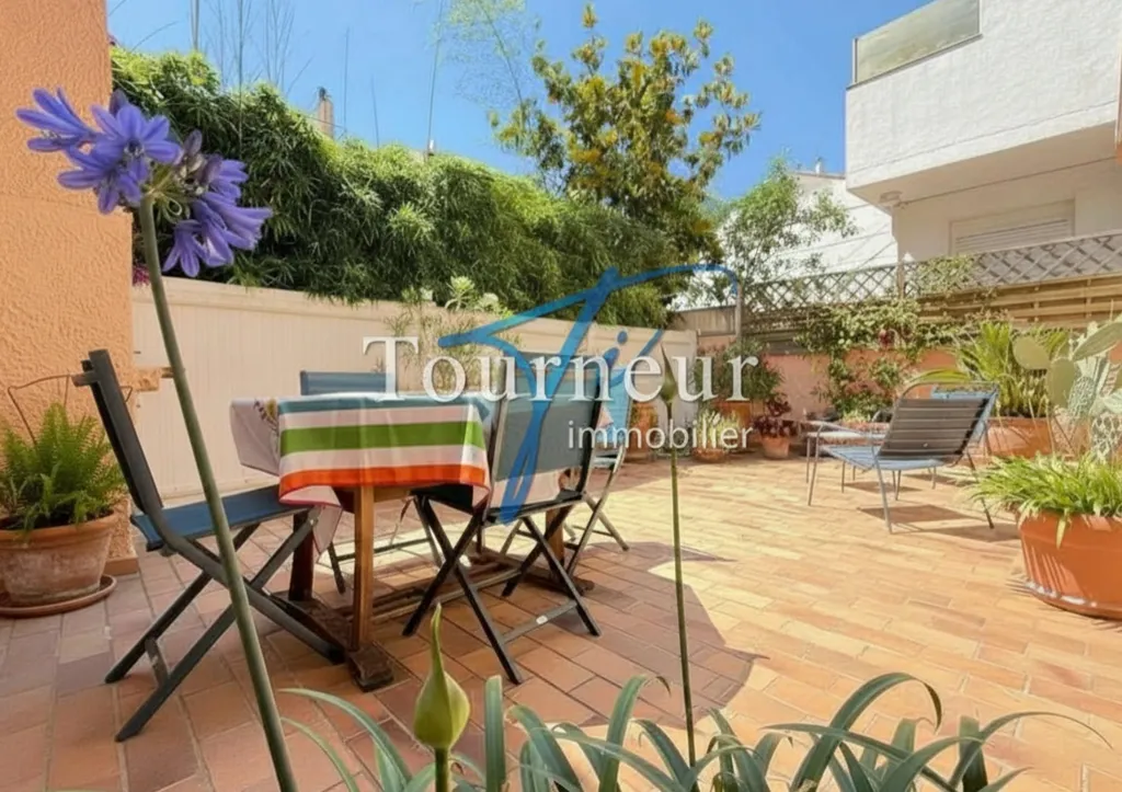 Terrass - Bright T3/T4 with Patio in Sanary Centre