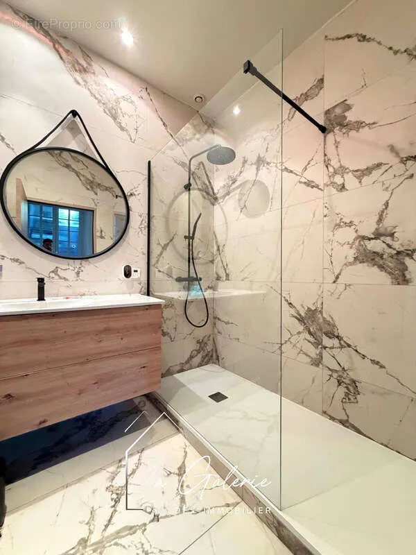Bathrooms - Charming House with Pool in Tencin