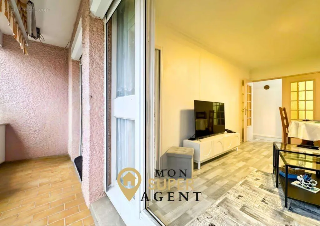 Soggiorno - Apartment with Balcony in Melun