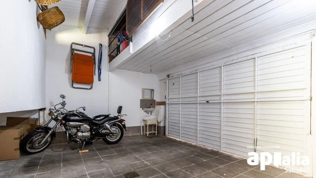 Garage - Luxury Villa with Garden in Terrassa