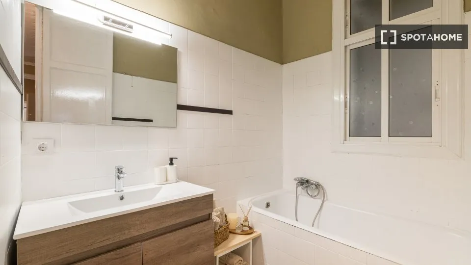 Salles de bain - Shared Flat with 6 Rooms in L'Antiga Esquerra