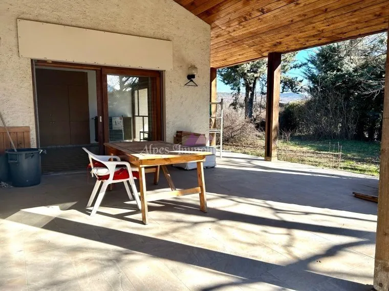 Terrasse - Maison Traditionnelle avec Jardin à Gap