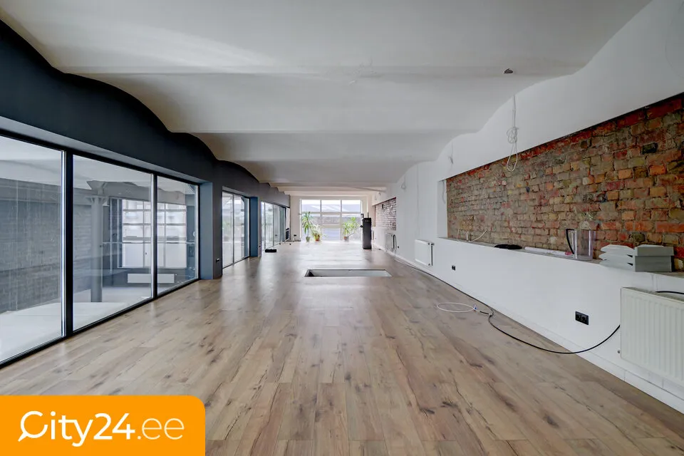 Toad - Warehouse/Shop Space with 3 Floors in VEF District