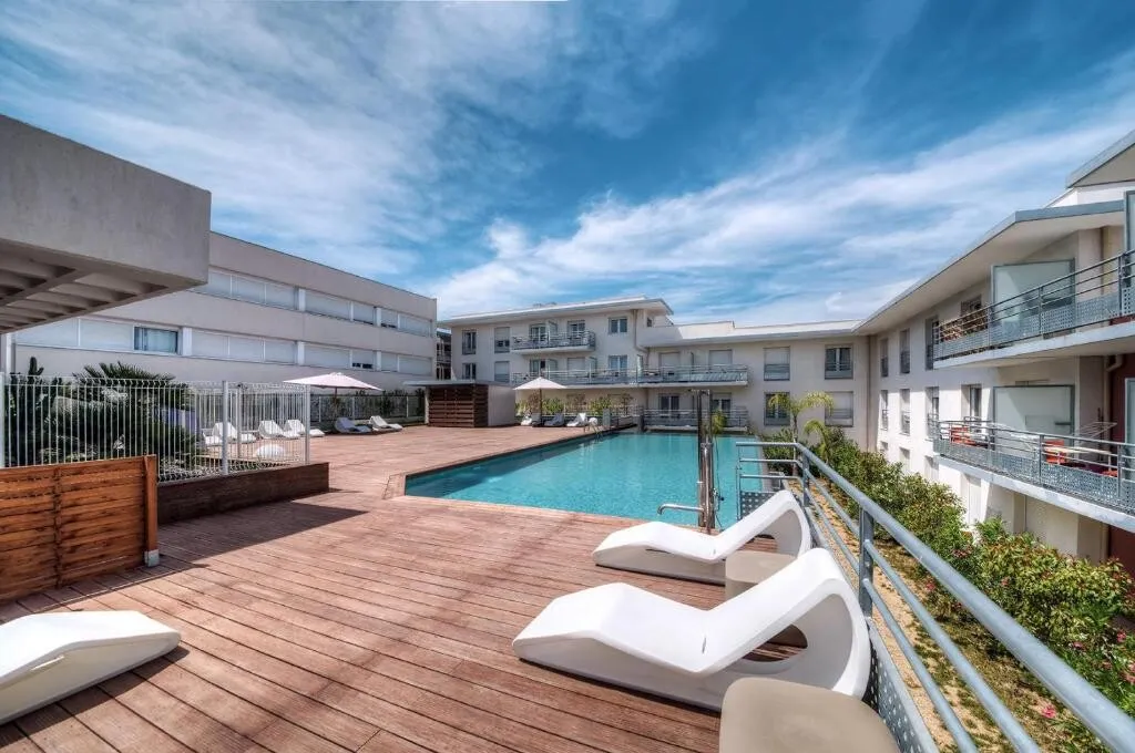 Piscine - Studio Meublé avec Accès à des Infrastructures à Paris
