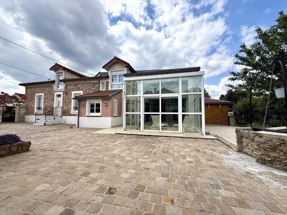 Extérieur - Maison semi-individuelle avec piscine intérieure à Combs-la-Ville