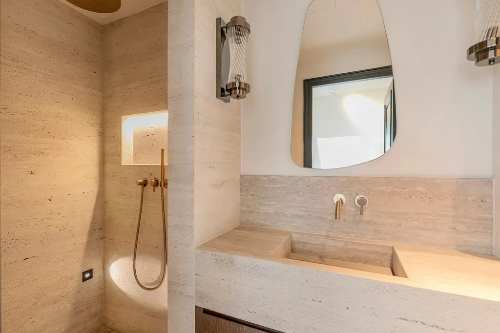 Salles de bain - Appartement Rénové avec Vue sur la Tour Eiffel à Paris 16e