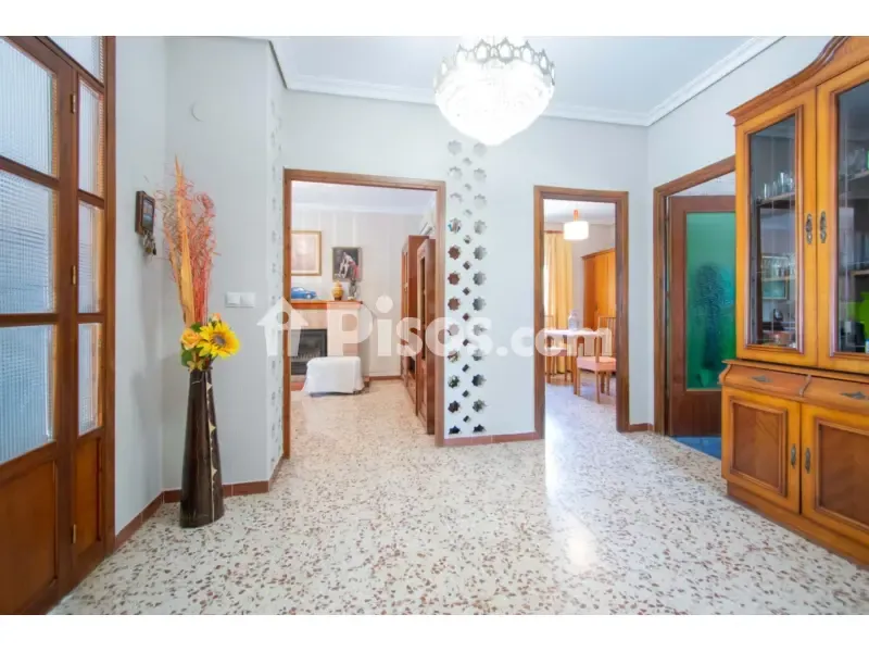 Esik - Chalet with Extensive Garden in Nuevo Bulevar