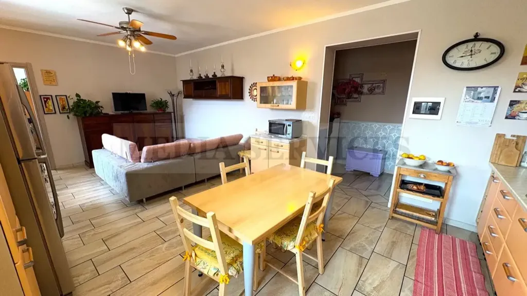 Salle à manger - Independent House with Dual Use in Mede