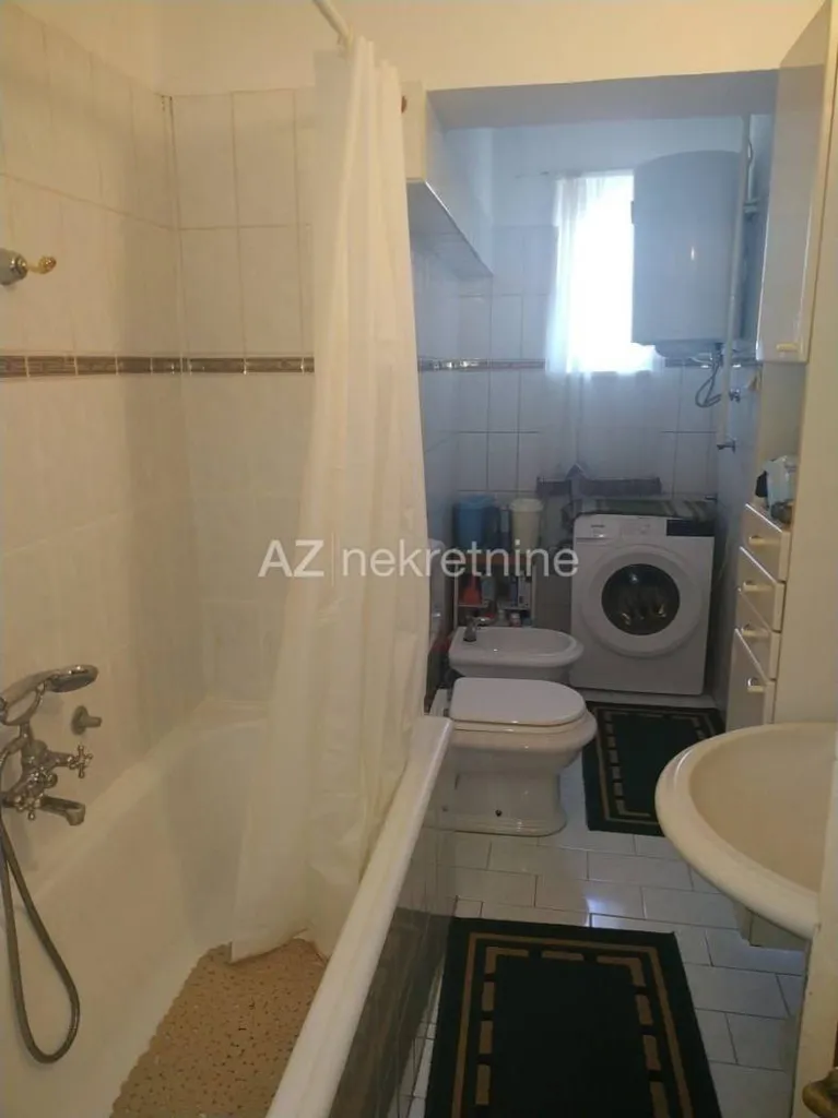 Baños - Four-Bedroom Apartment with Central Heating in Donji Grad